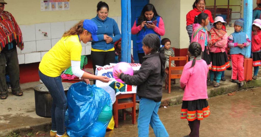 Todos-os-meses-de-dezembro-a-MIT-Viajes-Cusco-ajuda-as-pessoas-das-comunidades-andinas